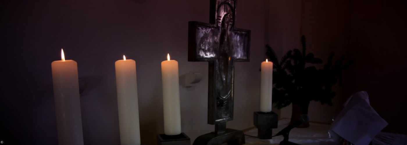 Altar im Dunkeln