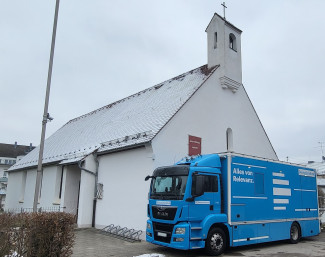 Ü-Wagen vor der Kirche